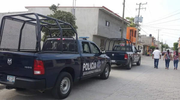 personal de auxilio en el lugar donde un hombre fue herido de bala en Doxey, Tlaxcoapan