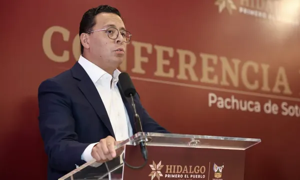 El titular de la Oficialía Mayor de Hidalgo, Edgar Orlando Ángeles Pérez, informa sobre la recuperación de bienes públicos en conferencia de prensa. Foto: Gobierno de Hidlgo