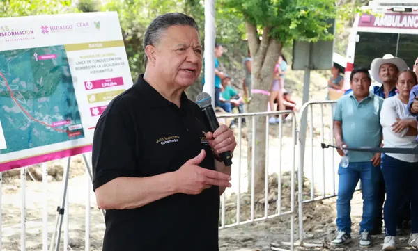 El gobernador Julio Menchaca Salazar aseguró, desde Xochiatipan, que la atención a las comunidades afectadas por la vaguada monzónica ocurrida en octubre de 2025 se realiza con recursos propios y sin endeudar a Hidalgo. Foto: Gobierno de Hidalgo