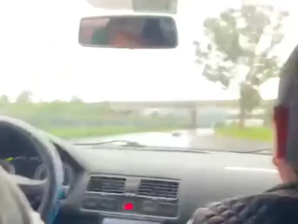 Automovilistas captan a un hombre tirado en la carretera 57 y que finge estar herido, para que detengan el vehículo con el objetivo de presuntamente asaltarlos