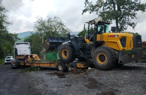 aquinaria pesada de SIPDUS en Chapulhuacán lista para retirar derrumbe.