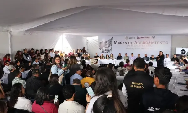 Habitantes de la zona sur de Pachuca expusieron sus demandas ante el secretario de Gobierno, Guillermo Olivares Reyna, y los alcaldes de Mineral de la Reforma, Eduardo Medécigo; y Francisco Sinuhé, de Zempoala, durante la Mesa de Acercamiento de Bienestar y Paz. Fotos: Secretaría de Gobierno