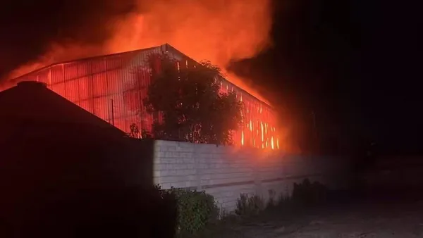 Bomberos combaten incendio en una bodega de Dos Peñas, Tepeji del Río