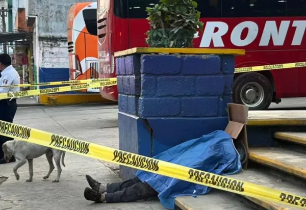 Acordonamiento en la terminal Estrella Blanca de Huejutla por fallecimiento de adulto mayor