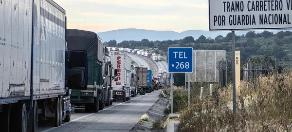 Además de decenas de automovilistas varados, miles de productos transportados en tráilers permanecen detenidos por el bloqueo en el Arco Norte que ha generado largas filas de autos y tráilers. Foto: Reporte Ágora