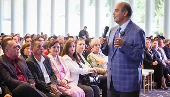 Natividad Castrejón Valdez durante su intervención ante más de 800 autoridades de Educación Básica en Hidalgo.