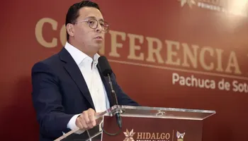 El titular de la Oficialía Mayor de Hidalgo, Edgar Orlando Ángeles Pérez, informa sobre la recuperación de bienes públicos en conferencia de prensa. Foto: Gobierno de Hidlgo