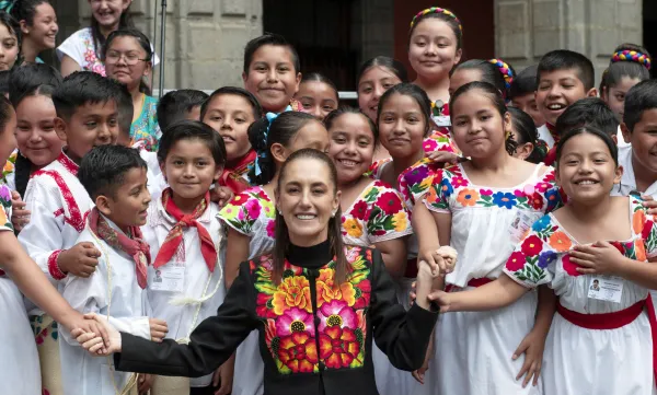 Setenta estudiantes de la Escuela Primaria “Pedro María Anaya” de Mixquiahuala, Hidalgo, interpretaron temas clásicos en el Patio Central de Palacio Nacional durante el lanzamiento de la convocatoria nacional.