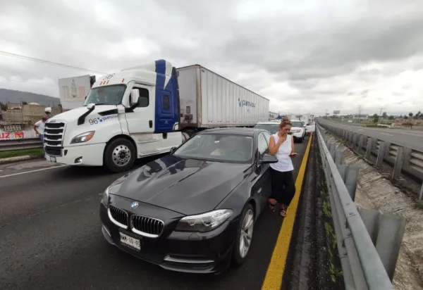 Cierre total en la autopista México-Pachuca por protesta de transportistas.
