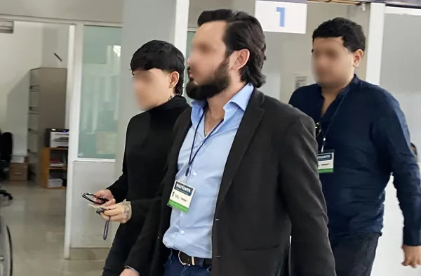 El cantante Junio H acudió a instalaciones de la Fiscalía de Jalisco para declarar por una carpeta de investigación abierta en su contra tras cantar un corrido dedicado a un exintegrante del Cártel de Sinaloa. Foto: Gobierno de Jalisco
