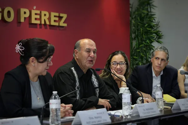 Autoridades del Instituto Hidalguense de Educación y representantes de la UNESCO y fundaciones en mesa de trabajo por la alfabetización.