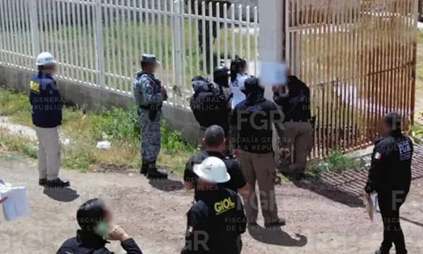 Elementos de la FGR, las fuerzas armadas y personal de Pemex resguardaron el inmueble asegurado en Mineral de la Reforma donde se hallaron 173 mil 800 litros de petrolífero y seis tomas clandestinas.