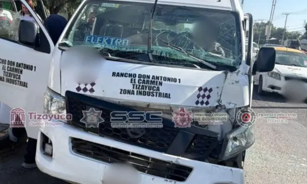 Un camión de volteo realizó un corte de circulación e impactó a una unidad del transporte colectivo sobre la carretera México-Pachuca, dejando a cuatro pasajeros con lesiones de consideración y a nueve más policontundidos, a la altura de Tizayuca.