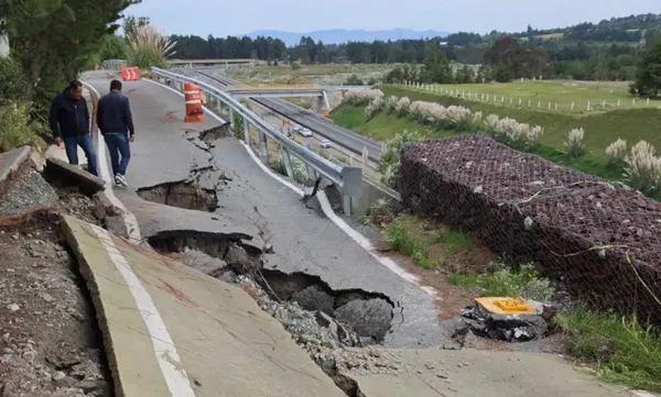 La afectación en la carretera Real del Monte-Huasca se derivó del asentamiento de un muro de contención construido sobre una zona de jales mineros. Foto: Cortesía SICT