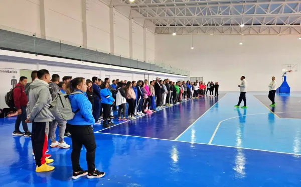Docentes de Educación Física participan en capacitación de baloncesto escolar del IHE en el Gimnasio Presidente Alemán, Pachuca