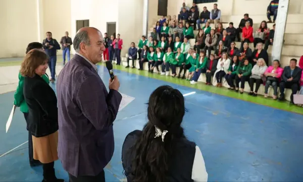 El titular de la SEPH, Natividad Castrejón, junto a docentes y directivos de educación básica en Hidalgo durante la Octava Sesión Ordinaria del Consejo Técnico Escolar, enfocada en la evaluación del ciclo 2025-2026. Foto: SEPH