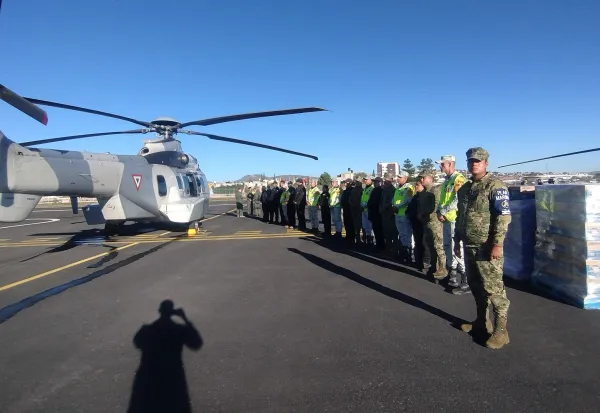 Helicópteros del Ejército mexicano transportan ayuda a comunidades afectadas por las lluvias en Hidalgo.