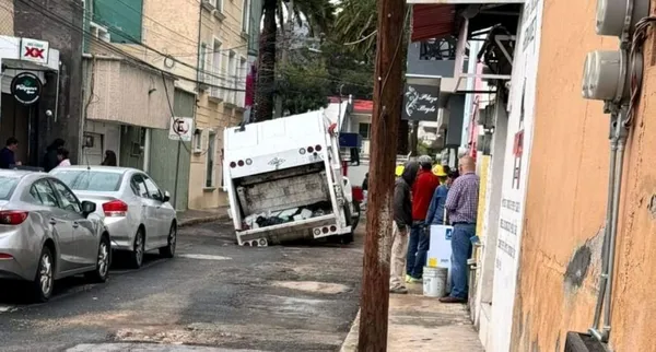 Camión se hunde en socavón recién "reparado" por Caasim en Pachuca; vecinos denuncian simulación y obras de mala calidad.