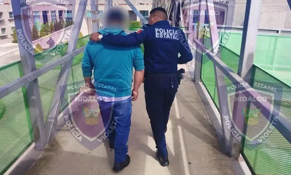Agentes de la Policía Violeta de la SSPH brindaron contención emocional y resguardo a un ciudadano sobre el bulevar Felipe Ángeles en Pachuca. Foto: SSPH