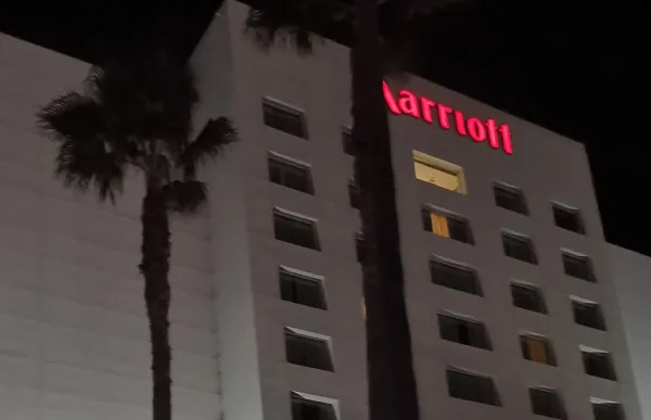 Sede del Departamento del Tesoro en Washington y logotipos de Marriott y CJNG.