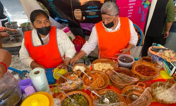 Cocineras tradicionales y expositores hidalguenses se dieron cita en la plaza principal de Zempoala durante el evento "Sabor a Hidalgo", espacio dedicado a enaltecer la riqueza culinaria y cultural de los 37 Pueblos con Sabor de la entidad.