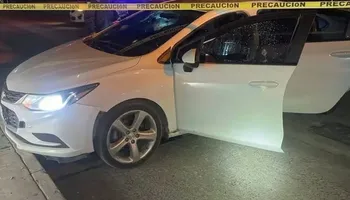 Elementos de seguridad acordonaron la zona en la colonia El Fresno tras el hallazgo de un hombre ejecutado a balazos dentro de un vehículo. Foto: Especial