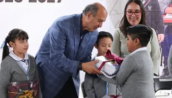 Natividad Castrejón Valdez lideró la entrega de útiles, uniformes y calzado escolar a alumnos de Educación Básica en la región Tula-Tepeji.