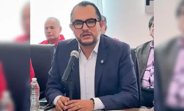 El diputado local y dirigente del PRI en Hidalgo, Marco Antonio Mendoza Bustamante, encabezó una conferencia de prensa donde mostró pruebas de presunta investigación ilegal hacia su entorno familiar. Foto: Reporte Ágora