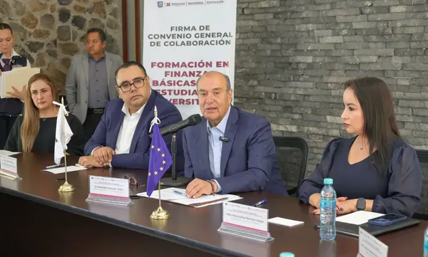 El secretario de Educación Pública de Hidalgo, Natividad Castrejón; y la secretaria de Hacienda de Hidalgo, María Esther Ramírez Vargas, durante la firma del convenio de colaboración que impulsará la formación fiscal y laboral de los universitarios hidalguenses. Foto: Cortesía