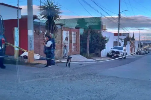 Policías resguardan zona del homicidio en el fraccionamiento Providencia, Mineral de la Reforma.