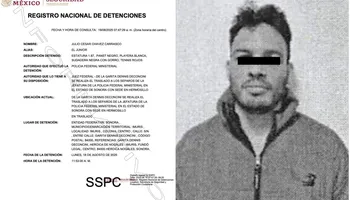 Julio César Chávez Jr. escoltado por elementos de seguridad al ingresar al penal federal en Hermosillo.