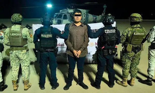 Gabriel ‘N’, alias ‘El Gabito’ o ‘El 80’, fue detenido en Mazatlán y trasladado a la FGR; se le señala como operador clave de Los Chapitos. Foto: SEDENA