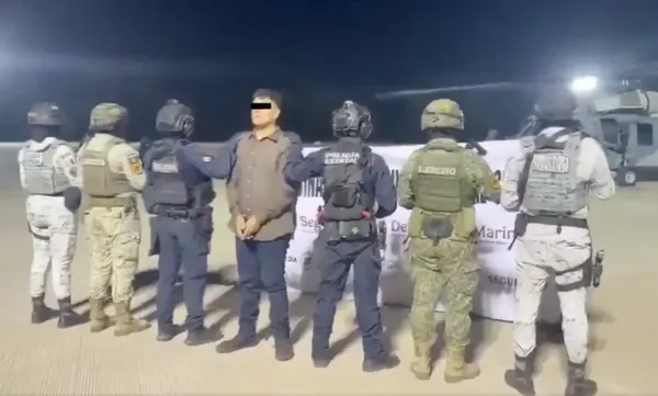 Gabriel ‘N’, alias ‘El Gabito’ o ‘El 80’, fue detenido en Mazatlán y trasladado a la FGR; se le señala como operador clave de Los Chapitos. Foto: SEDENA