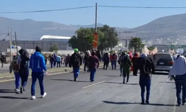 Manifestantes impiden el paso en ambos sentidos de la carretera Ixmiquilpan-Actopan a la altura de La Lagunilla; exigen atención inmediata de las autoridades federales. Foto: Archivo