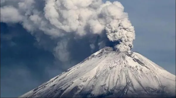 Volcán Popocatépetl con emisiones de vapor y posible caída de ceniza hacia Hidalgo y estados vecinos.