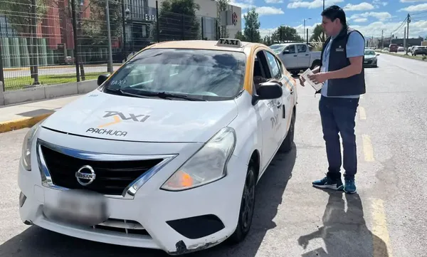 Personal del STCH y la Semot supervisan el cumplimiento de las tarifas autorizadas y el estado de las unidades de taxis en Pachuca y Mineral de la Reforma. Foto: Cortesía Semot