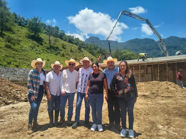 Obreros realizan el colado de losa en la construcción de la Casa de la Mujer Indígena en Tenango de Doria.