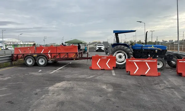 Campesinos y ejidatarios de Tonanitla bloquean con maquinaria y piedras el acceso principal al AIFA, afectando a cientos de pasajeros que buscan llegar a sus vuelos. Foto: Cortesía