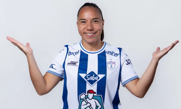 La delantera del Pachuca, Charlyn Corral, es la primer jugadora del futbol mexicano -varonil y femenil- en ganar un Balón de Oro. Foto: Archivo/Facebook Charlyn Corral