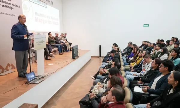 Autoridades educativas encabezadas por Natividad Castrejón Valdez, titular de la SEPH, durante el arranque oficial del Bachillerato Nacional Margarita Maza en las instalaciones de la UTMiR.