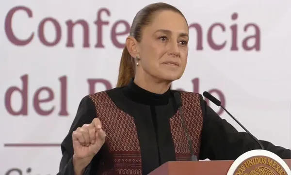 La presidenta Claudia Sheinbaum durante la Mañanera del Pueblo, donde confirmó que analiza junto a su equipo legal las publicaciones difamatorias de Elon Musk.