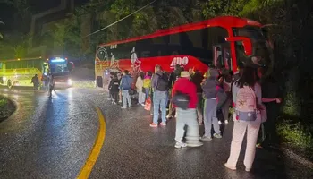Un autobús de respaldo acudieron al tramo Ixtlahuaco-Tlanchinol tras el choque de la unidad ADO que viajaba de Pachuca a Huejutla. Foto: Titanes de la 57 Oficial