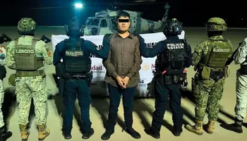 Gabriel ‘N’, alias ‘El Gabito’ o ‘El 80’, fue detenido en Mazatlán y trasladado a la FGR; se le señala como operador clave de Los Chapitos. Foto: SEDENA