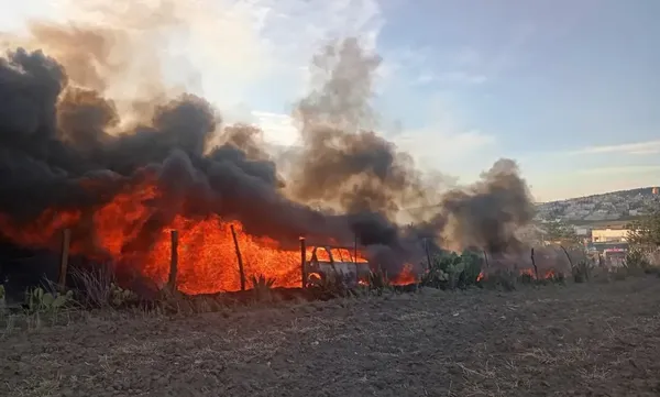 Cuerpos de emergencia y seguridad resguardan la zona en el camino a San Juan Ixtilmaco, tras el incendio de una unidad vinculada al robo de combustible. Foto: Gobierno Municipal de Apan