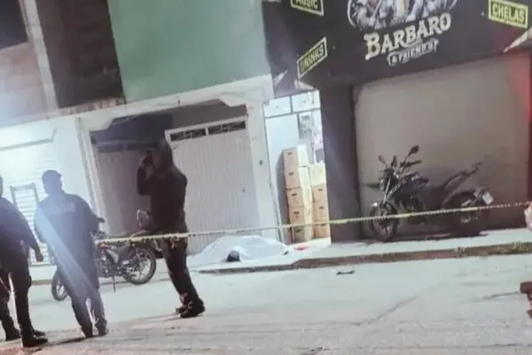 Una persona perdió la vida y dos más resultaron lesionadas tras un ataque armado en el bar "El Bárbaro", en Mixquiahuala