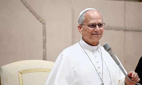 El papa León XIV, de 71 años, ingresó caminando por su propio pie a un hospital de Roma este martes 13 de octubre, de acuerdo con el periódico vaticano L'Osservatore Romano.