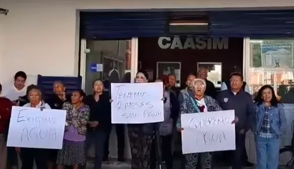 Habitantes inconformes por la falta de agua se manifestaron frente a las oficinas de Caasim en El Palmar.