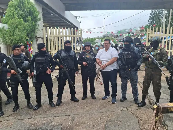 La Policía Nacional Civil de Guatemala informó la detención y expulsión de Roger Irabier Roblero López, de 39 años, alias El Peque.