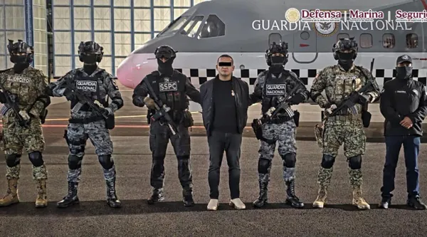 Elementos de fuerzas especiales durante un operativo de detención en Zapopan, Jalisco
