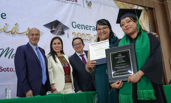 El secretario de Educación, Natividad Castrejón Valdez, junto a autoridades estatales y directivos del Conalep Hidalgo, acompañando a la generación de graduados 2023-2026. Foto: SEPH